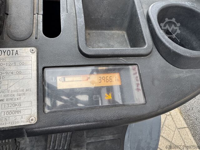 Toyota 02-8FGF25 Triplo 470 Volný zdvih / Boční posuv / LPG 2010 TOYOTA 02-8FGF25 Triplo 470 Freelift / Sideshift / LPG 2010