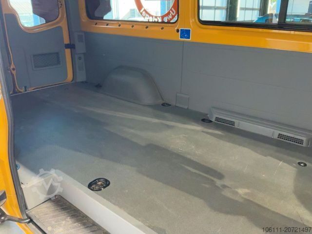 Minibus VOLKSWAGEN Crafter Kombi 35 mittel L2H1 Fensterbus Ahk.3,5t