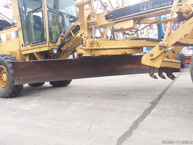 Motorový grejdr Komatsu 12H