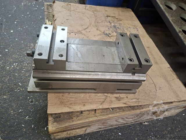 Machinaal schroefbank pneumatisch Evard Masch. Schraubstock