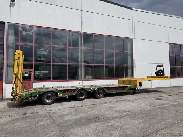Niski poluprikolica  t3  3 Achs Satteltieflader, Radmulden