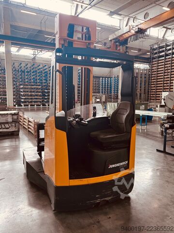 Carrello elevatore a 4 vie con posizionatore forche Kaup JUNGHEINRICH ETV Q25