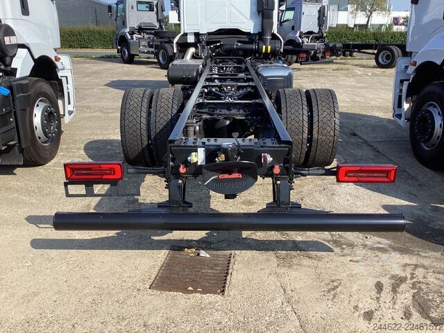 Vrachtwagen met op maat gemaakte opbouw Ford Ford 4x2 Road 1833 Low Roof Sleeper Cab