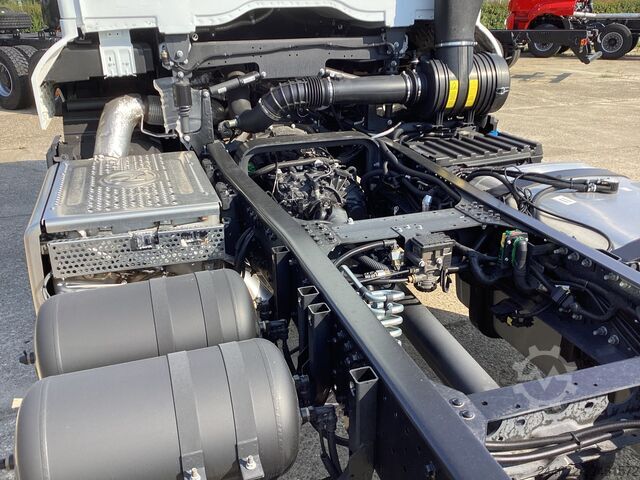 Vrachtwagen met op maat gemaakte opbouw Ford Ford 4x2 Road 1833 Low Roof Sleeper Cab