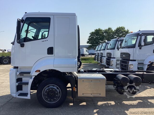 Vrachtwagen met op maat gemaakte opbouw Ford Ford 4x2 Road 1833 Low Roof Sleeper Cab