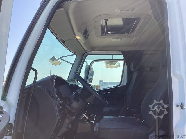 Vrachtwagen met op maat gemaakte opbouw Ford Ford 4x2 Road 1833 Low Roof Sleeper Cab
