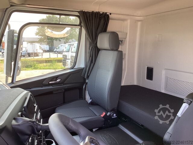 Vrachtwagen met op maat gemaakte opbouw Ford Ford 4x2 Road 1833 Low Roof Sleeper Cab