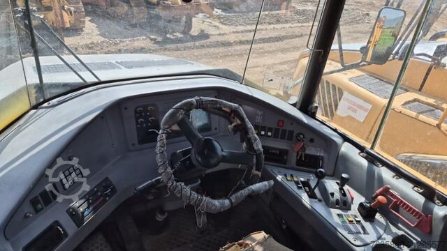 Autocamion cu caroserie tip cutie Volvo A35D