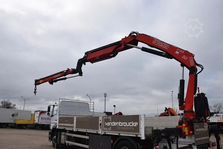 Rakodóplatform Mercedes-Benz Axor 1829 + Fassi 135 Flygip
