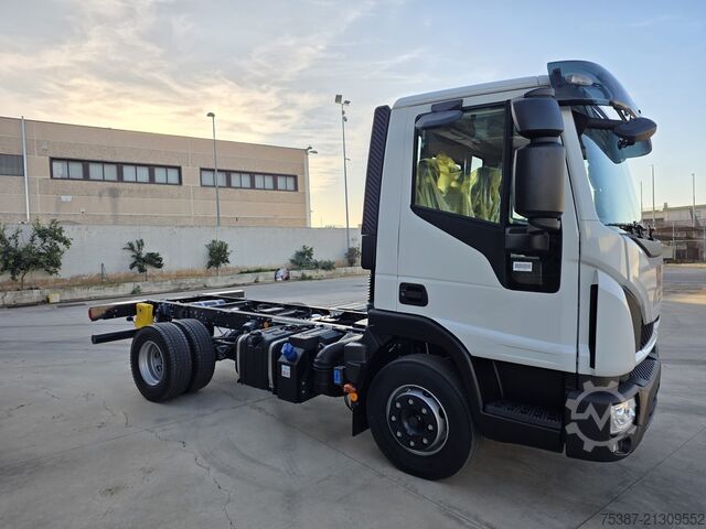 Chassi de caminhão Iveco 120EL25P