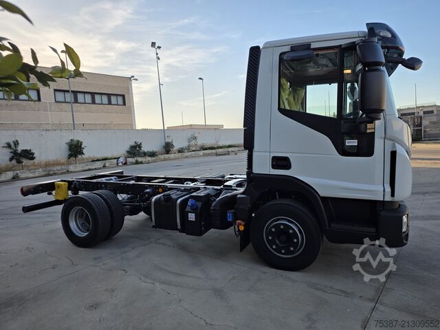 Chassi de caminhão Iveco 120EL25P
