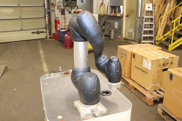 Industrial robot Coobot Doosan (1) M0609