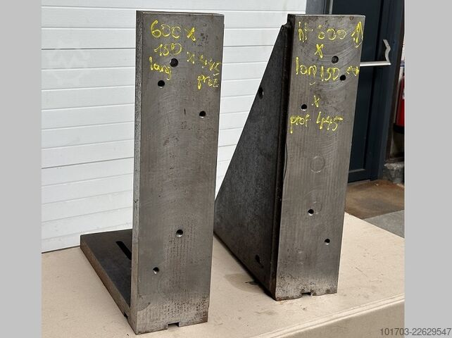 Egy pár acél derékszögű lemez Paire d'équerres en acier 600 x 445 x 150 mm
