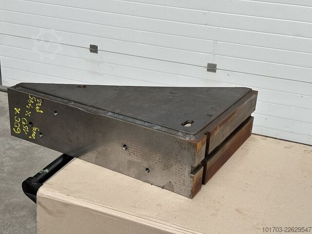 Egy pár acél derékszögű lemez Paire d'équerres en acier 600 x 445 x 150 mm