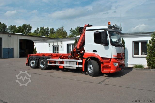 Üç taraflı damperli kamyon MERCEDES-BENZ Arocs 2532 Abrollkipper KRAN FUNK lift/lenk