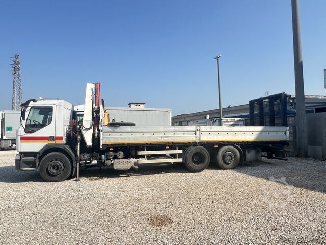 Caminhão com carroceria fixa, rampa e guindaste Renault Premium 300