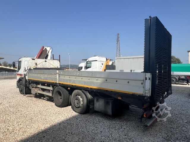 Caminhão com carroceria fixa, rampa e guindaste Renault Premium 300