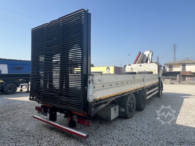 Caminhão com carroceria fixa, rampa e guindaste Renault Premium 300