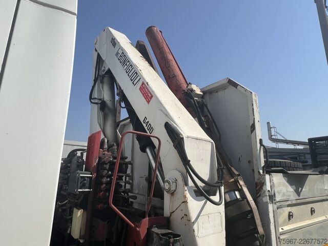 Caminhão com carroceria fixa, rampa e guindaste Renault Premium 300