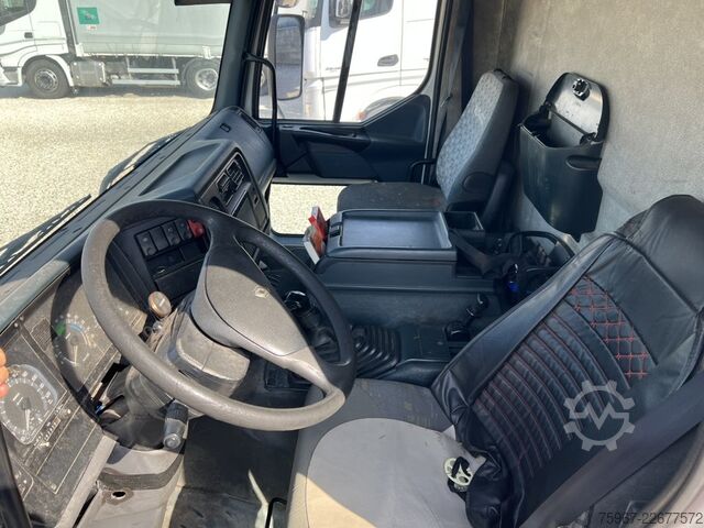 Caminhão com carroceria fixa, rampa e guindaste Renault Premium 300