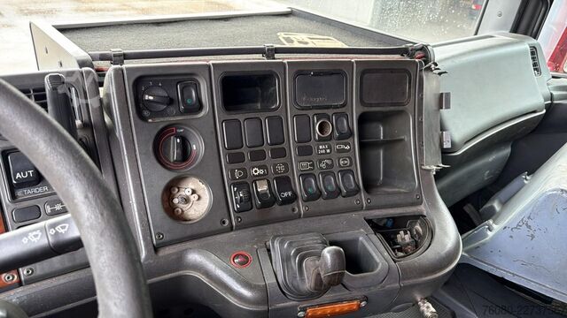 Chassis com cabina Scania 164 - 580 (MANUAL GEARBOX / LAMES / STEEL SUSPE...