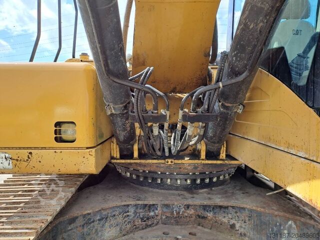 Grävmaskin med larvband CAT 330DL UHD (21m UHD + Short Arm)