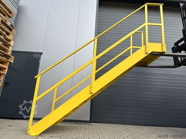 Podiumtrap stalen lager Lagertreppe Stahltreppe Geschosshöhe: ca. 2.000 mm