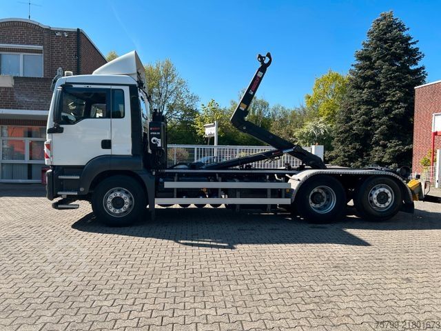 Haakarm vrachtwagen MAN 26.460 TGS Abroller Multilift 6x2
