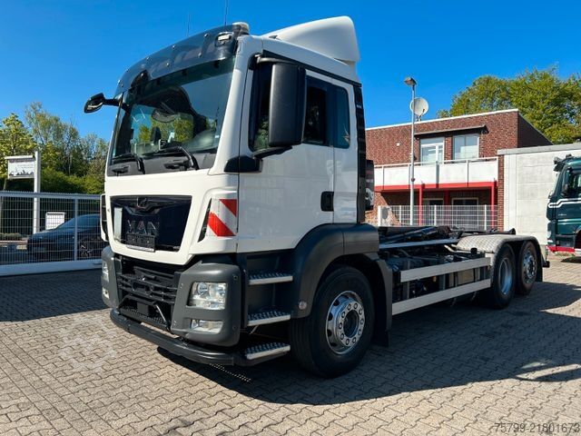 Haakarm vrachtwagen MAN 26.460 TGS Abroller Multilift 6x2