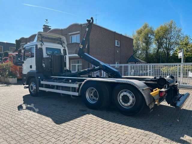 Haakarm vrachtwagen MAN 26.460 TGS Abroller Multilift 6x2