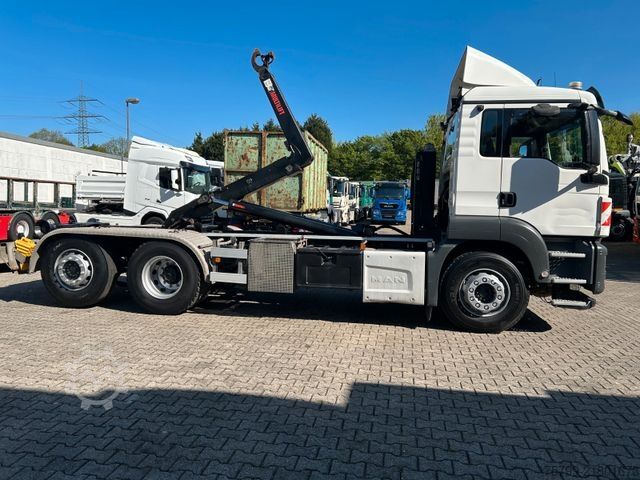Haakarm vrachtwagen MAN 26.460 TGS Abroller Multilift 6x2