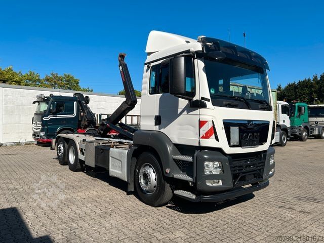 Haakarm vrachtwagen MAN 26.460 TGS Abroller Multilift 6x2