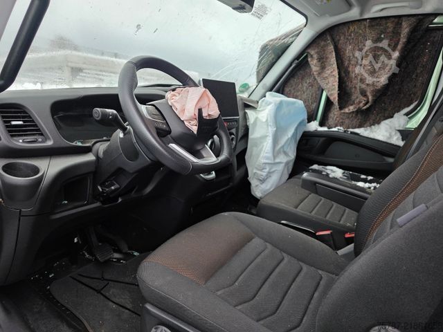 Yüksek tavanlı panelvan IVECO 35S18 Kastenwagen Maxi hoch&lang, Unfall