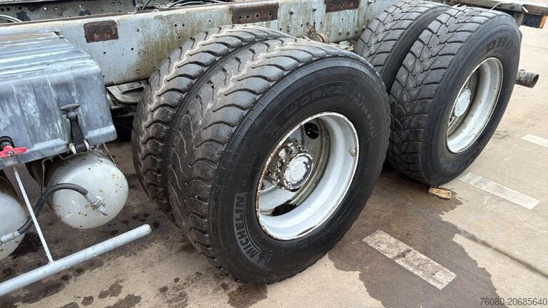 Šasija sa taksijem Renault Kerax 400 (POMPE MANUELLE / LAMES / GRAND PONT ...