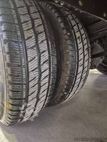 Camion con piattaforma Iveco DAILY 70C18H