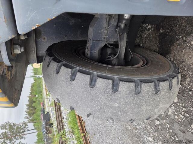 Zakladač plných kontejnerů Kalmar DRF450-75C5XS