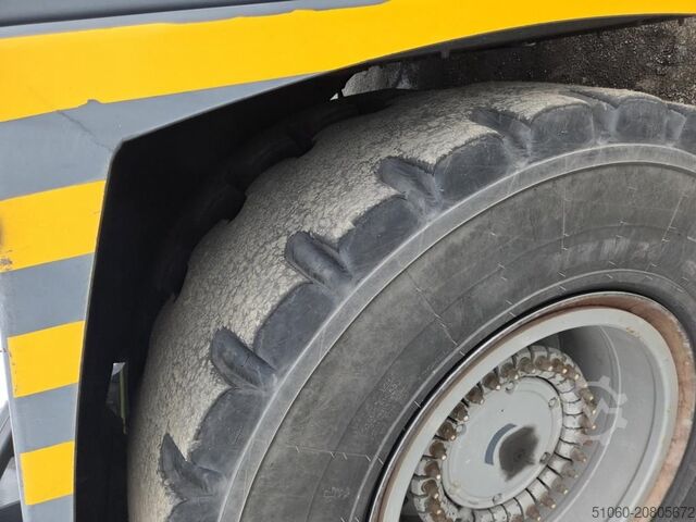 Zakladač plných kontejnerů Kalmar DRF450-75C5XS