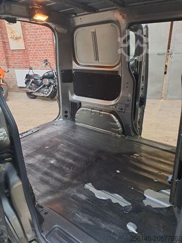 Minibusz NISSAN e-NV200 TüvNeu Sitzh. Kamera AHK Klima 40kWh