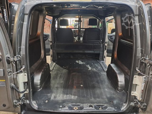 Minibusz NISSAN e-NV200 TüvNeu Sitzh. Kamera AHK Klima 40kWh