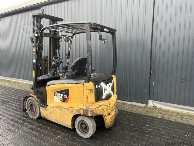 Elektrische vorkheftruck met 4 wielen Caterpillar EP25CN
