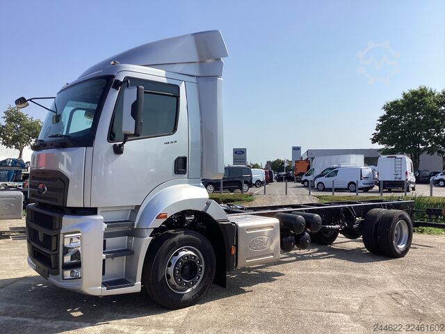 Camion con carrozzeria personalizzata Ford Ford 4x2 Road 1833 Daycab