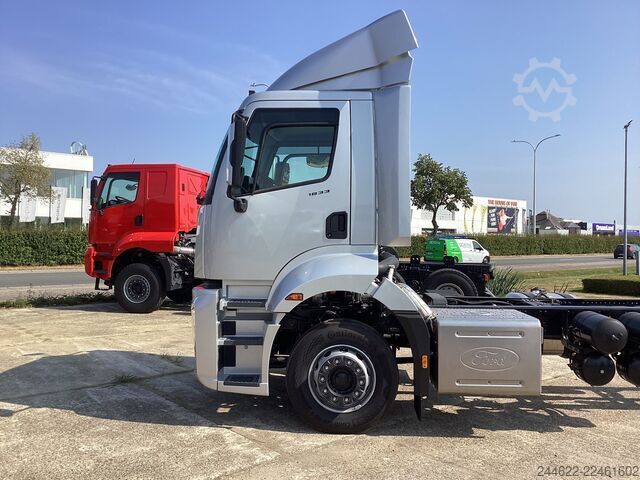 Camion con carrozzeria personalizzata Ford Ford 4x2 Road 1833 Daycab