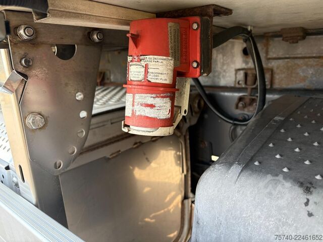 Koel-vriestransport Mercedes-Benz Axor 1824 + CARRIER SUPRA 750 + DHOLLANDIA 2000...