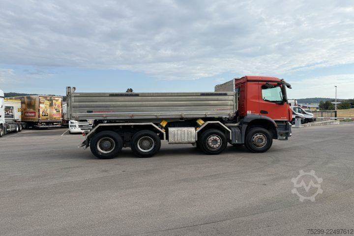 Üç taraflı damperli kamyon Mercedes-Benz Arocs 3243 8x4 Schwarzmüller / Swiss-Vehicle