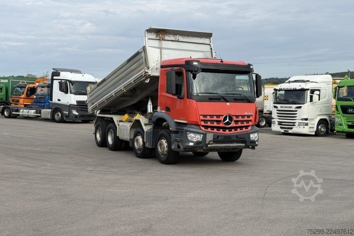 Üç taraflı damperli kamyon Mercedes-Benz Arocs 3243 8x4 Schwarzmüller / Swiss-Vehicle