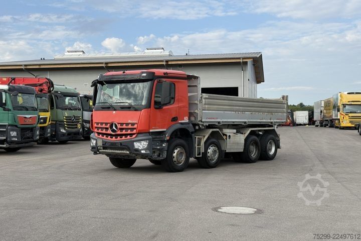 Üç taraflı damperli kamyon Mercedes-Benz Arocs 3243 8x4 Schwarzmüller / Swiss-Vehicle