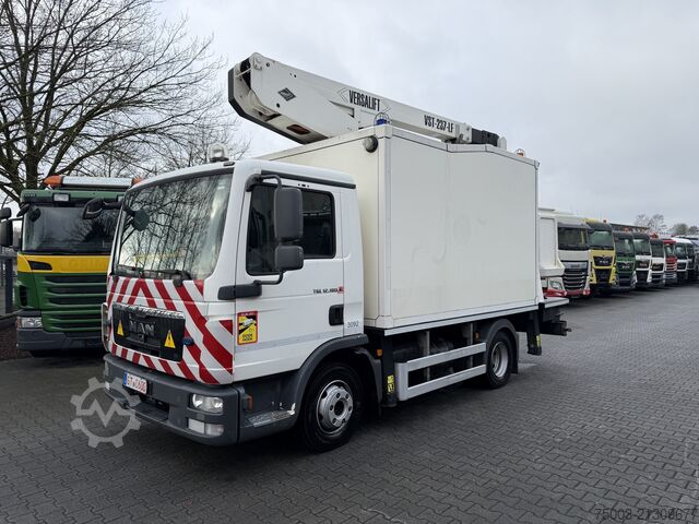 Vrachtwagen met bakwagen MAN TGL 12.180 Koffer mit Ruthmann Versalift 14.90m