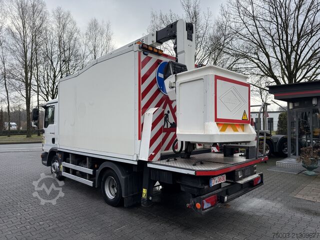 Vrachtwagen met bakwagen MAN TGL 12.180 Koffer mit Ruthmann Versalift 14.90m