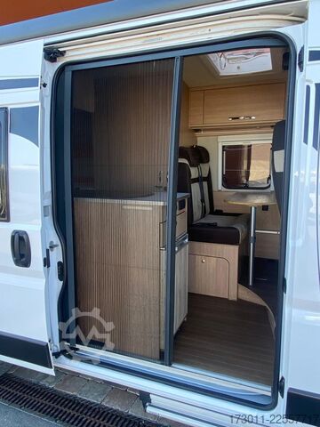 Camper van ROADCAR R 540 - mit Busbiker und Markise