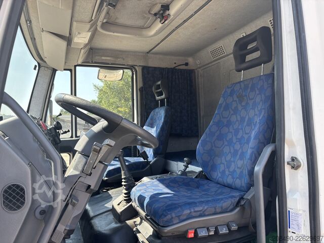 Teherautó dobozos felépítménnyel / emelőhátfallal, eltolható ponyvatetővel (FFH), fekvőhellyel. Iveco Euro Cargo 120E28P, FFH 1 Liege
